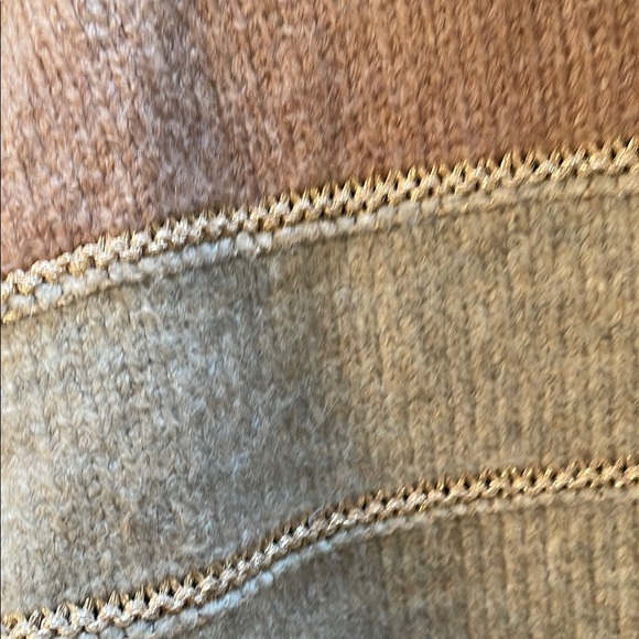 🏝️Big $10 Sale!🏝️Women’s Ombre Striped Sweater with Metallic detail - Picture 4 of 6